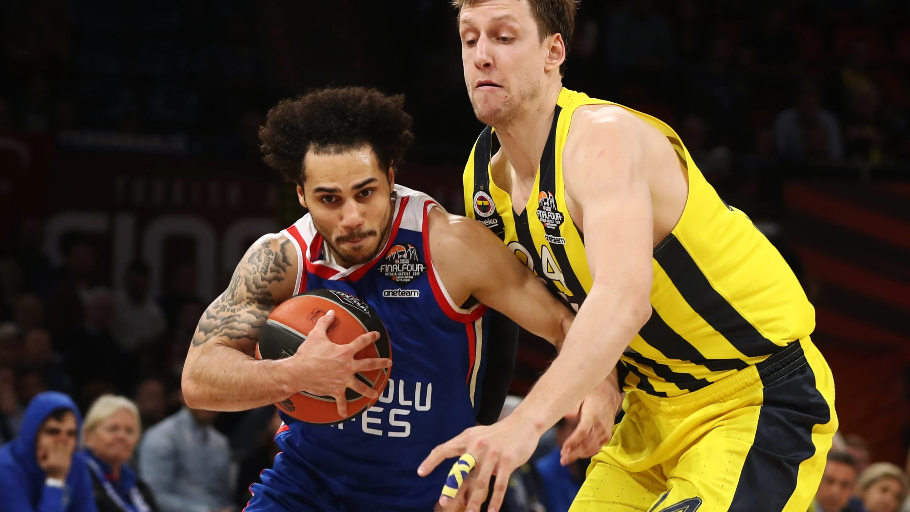 Shane Larkin conduce el balón en el partido frente al Fenerbahçe