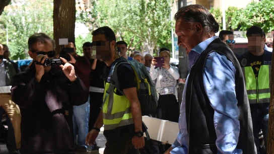 El presidente del Huesca llega al club escoltado por la comitiva judicial El presidente del Huesca llega al club escoltado por la comitiva judicial