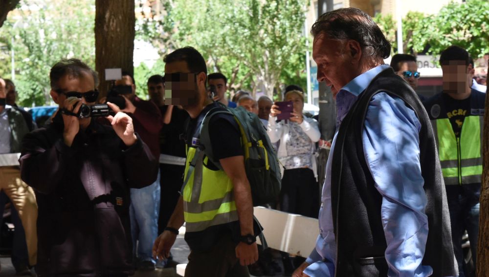 El presidente del Huesca llega al club escoltado por la comitiva judicial