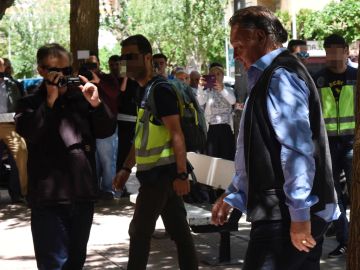 El presidente del Huesca llega al club escoltado por la comitiva judicial El presidente del Huesca llega al club escoltado por la comitiva judicial