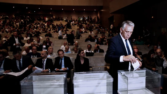 Paco Zas, elegido sucesor este martes de Tino Fernández al frente del Deportivo, vota durante la Asamblea de Accionistas Paco Zas, elegido sucesor este martes de Tino Fernández al frente del Deportivo, vota durante la Asamblea de Accionistas