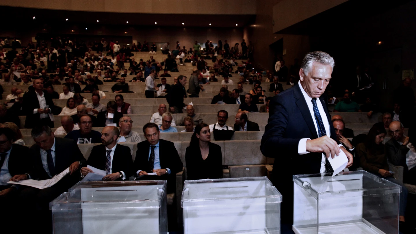 Paco Zas, elegido sucesor este martes de Tino Fernández al frente del Deportivo, vota durante la Asamblea de Accionistas Paco Zas, elegido sucesor este martes de Tino Fernández al frente del Deportivo, vota durante la Asamblea de Accionistas