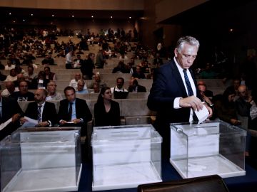 Paco Zas, elegido sucesor este martes de Tino Fernández al frente del Deportivo, vota durante la Asamblea de Accionistas Paco Zas, elegido sucesor este martes de Tino Fernández al frente del Deportivo, vota durante la Asamblea de Accionistas