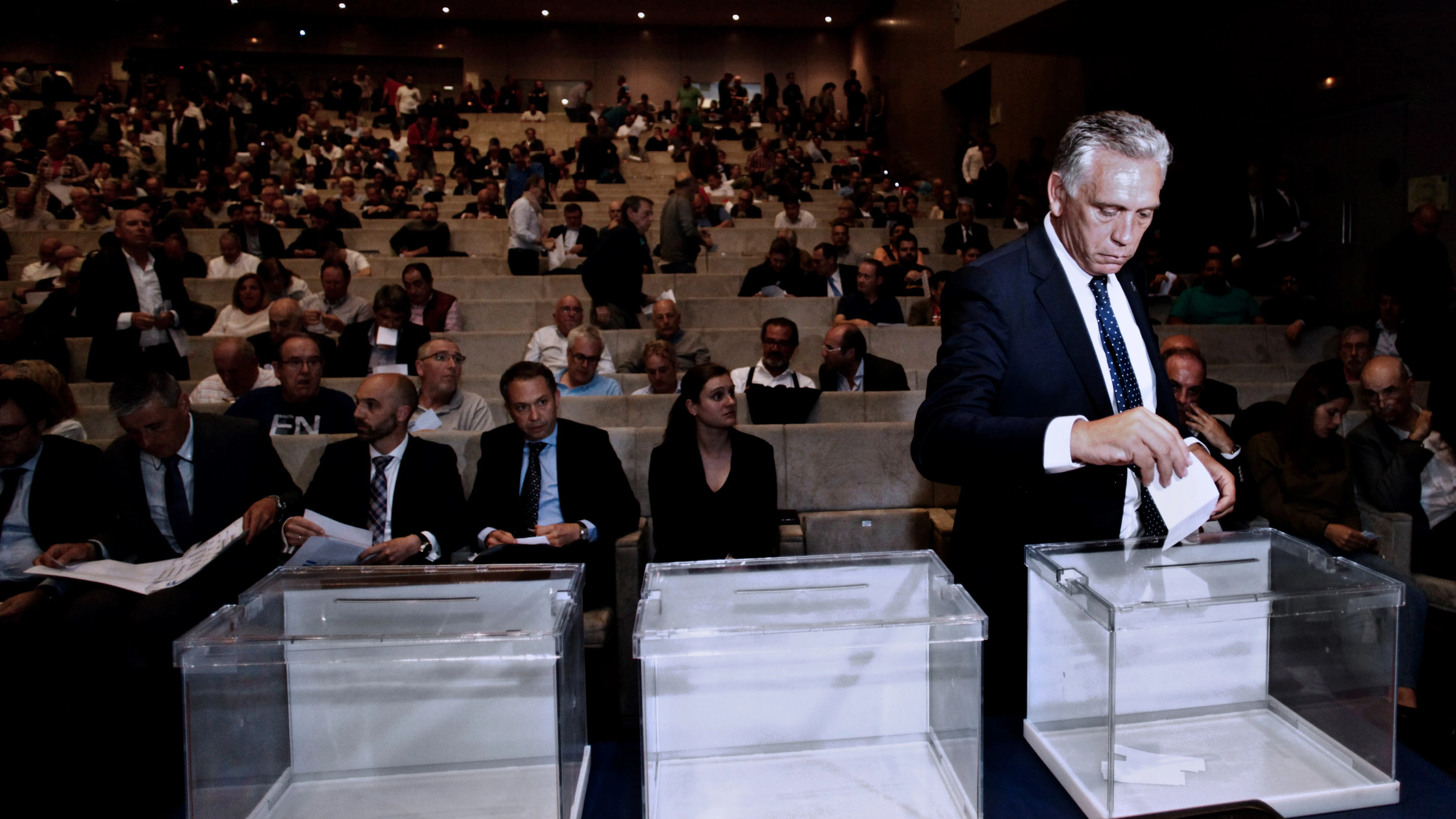 Paco Zas, elegido sucesor este martes de Tino Fernández al frente del Deportivo, vota durante la Asamblea de Accionistas