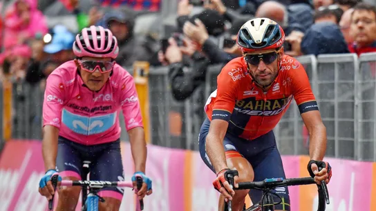 Carapaz y Nibali llegan a meta Carapaz y Nibali llegan a meta