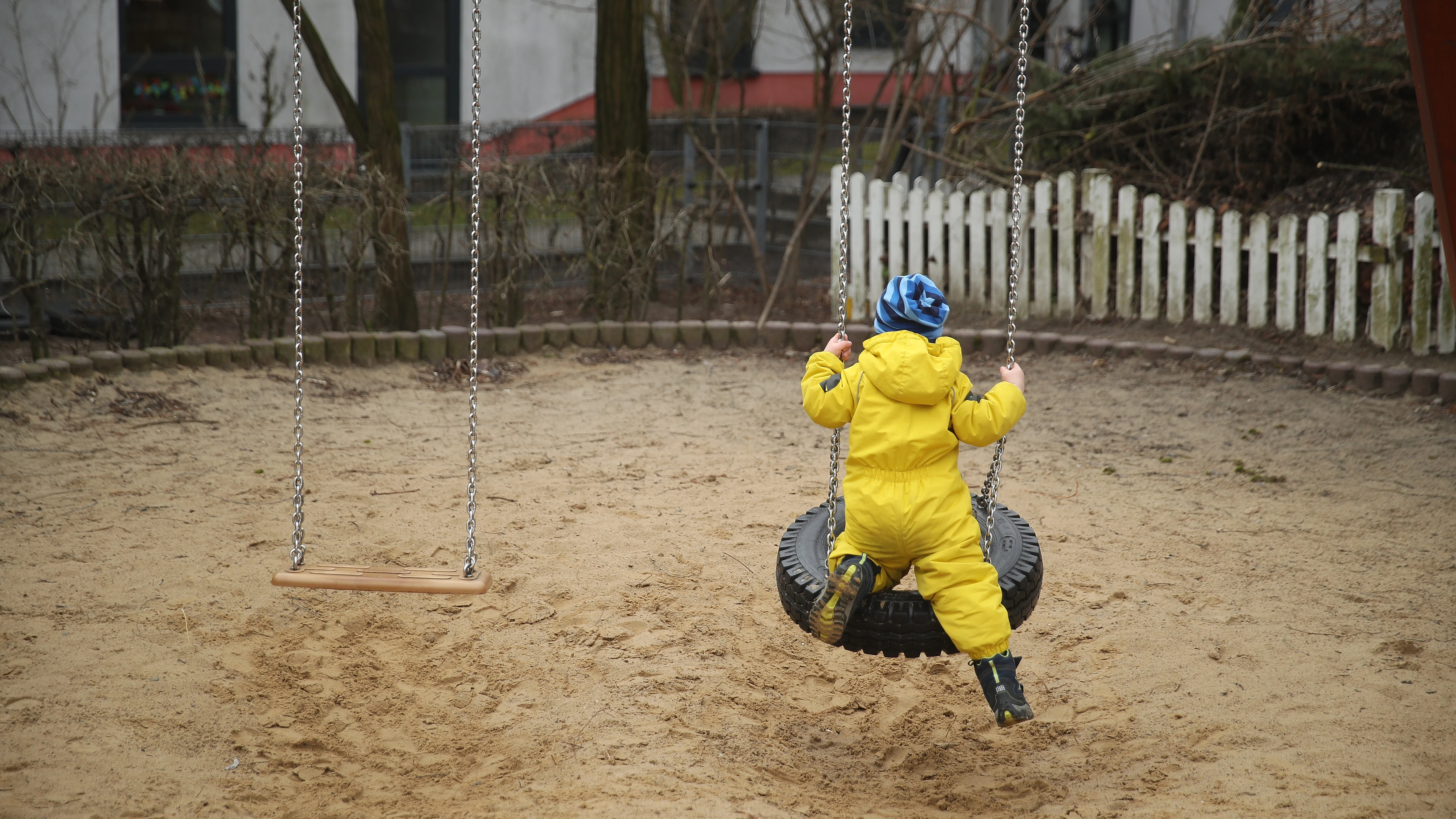 Un niño solo en un parque