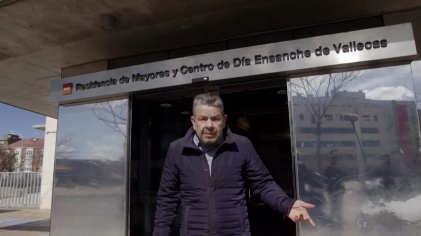 Alberto Chicote, frente a la residencia de mayores del Ensanche de Vallecas