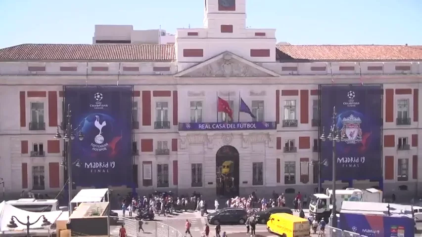 La Puerta del Sol madrileña se viste de gala en vísperas de la final de la Champions League