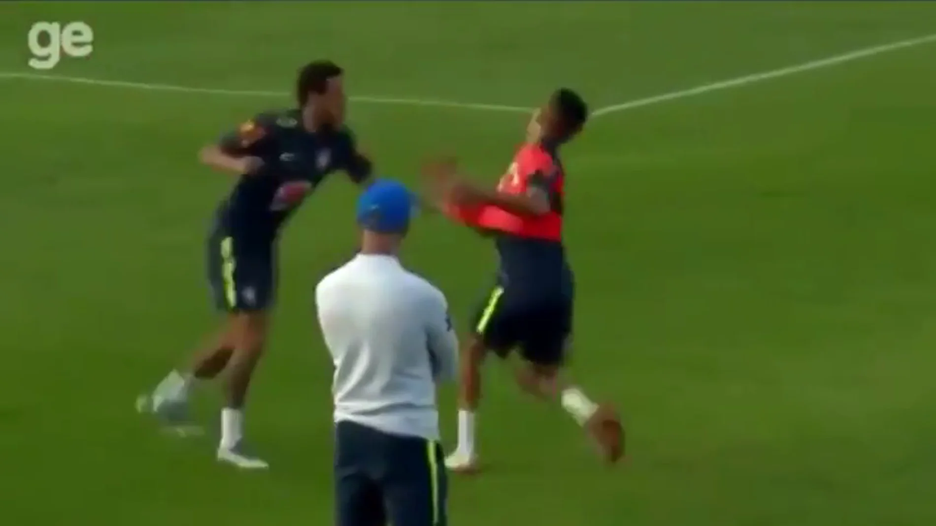 Vacilan a Neymar: se pica con un juvenil que le hizo 'un caño'