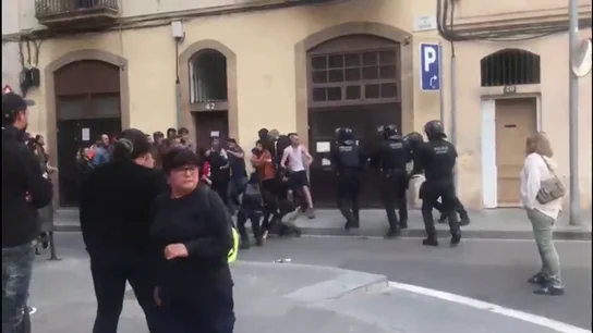 Tensión entre policías antidisturbios y okupas en un desalojo en Sants, Barcelona Tensión entre policías antidisturbios y okupas en un desalojo en Sants, Barcelona