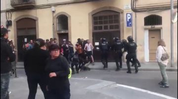 Tensión entre policías antidisturbios y okupas en un desalojo en Sants, Barcelona
