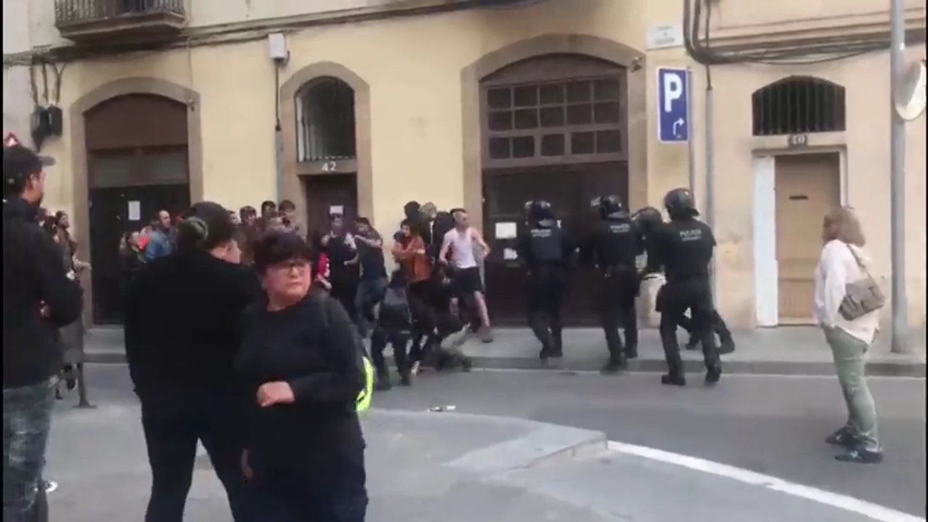 Tensión entre policías antidisturbios y okupas en un desalojo en Sants, Barcelona