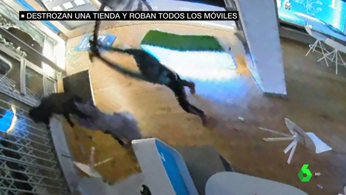 Varios ladrones entran a hachazos en una tienda de telefonía móvil de Elda, Alicante Varios ladrones entran a hachazos en una tienda de telefonía móvil de Elda, Alicante