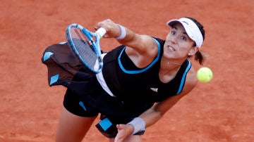 Muguruza realiza un saque durante su partido contra Larsson