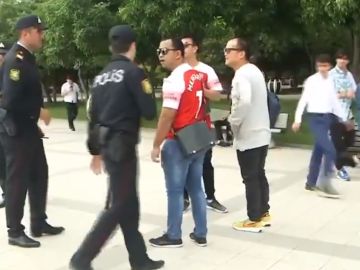 La Policía de Bakú identifica a los aficionados del Arsenal con la camiseta de Mkhitaryan La Policía de Bakú identifica a los aficionados del Arsenal con la camiseta de Mkhitaryan