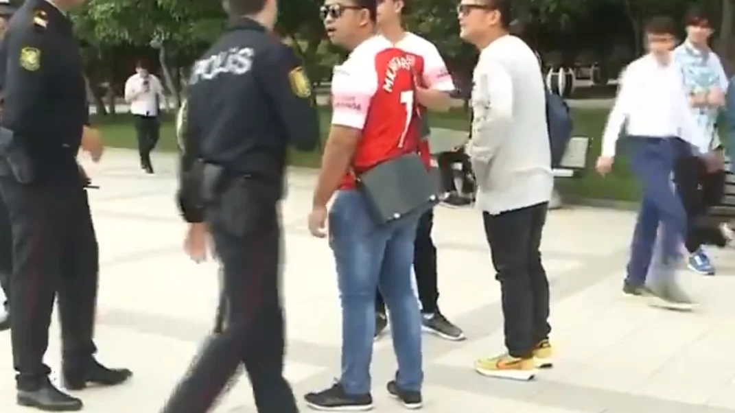 La Policía de Bakú identifica a los aficionados del Arsenal con la camiseta de Mkhitaryan