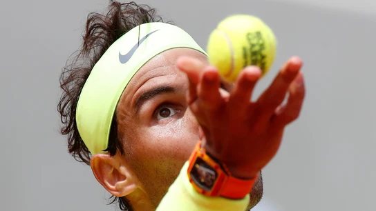 Rafa Nadal se dispone a sacar en Roland Garros Rafa Nadal se dispone a sacar en Roland Garros