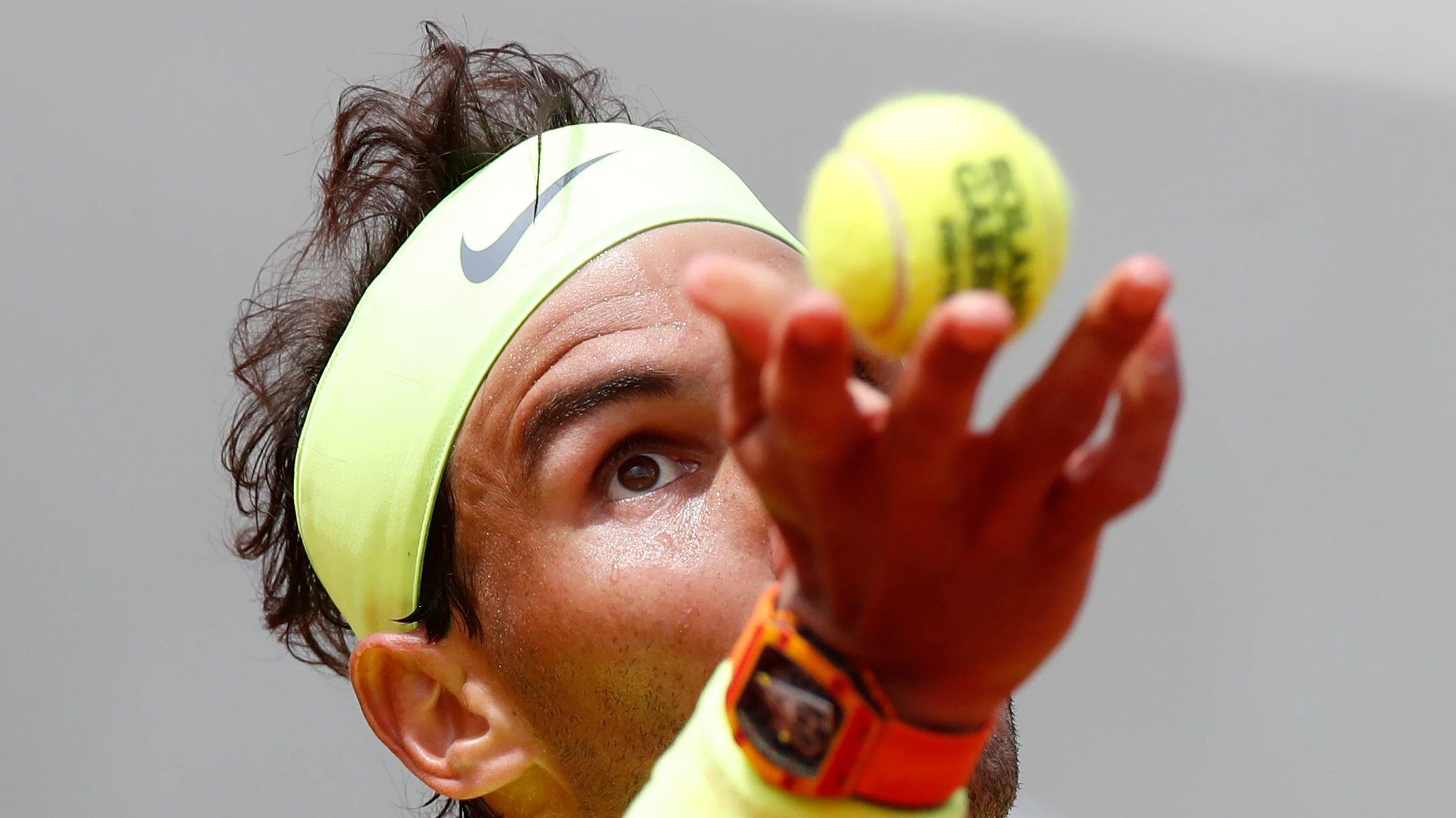 Rafa Nadal se dispone a sacar en Roland Garros