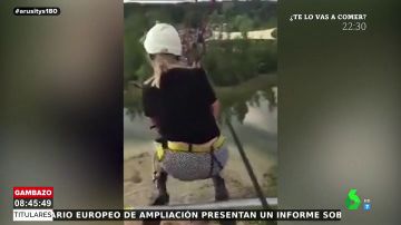 Una joven se lanza por una tirolina y cae al vacío tras romperse la cuerda que la sujetaba