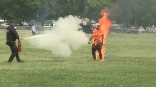 Un hombre se prende fuego junto a la Casa Blanca Un hombre se prende fuego junto a la Casa Blanca
