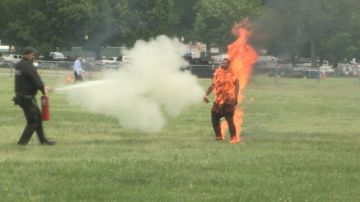 Un hombre se prende fuego junto a la Casa Blanca