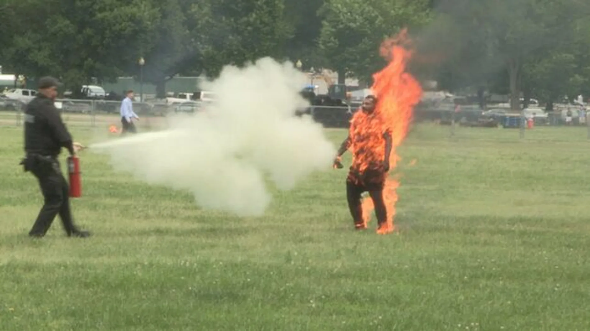 Un hombre se prende fuego junto a la Casa Blanca