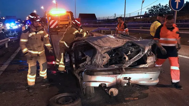 Estado en el que quedó el coche accidentado en Vigo