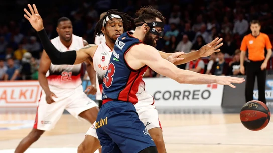 Shengelia intenta avanzar ante la defensa de Stanley Okoye Shengelia intenta avanzar ante la defensa de Stanley Okoye