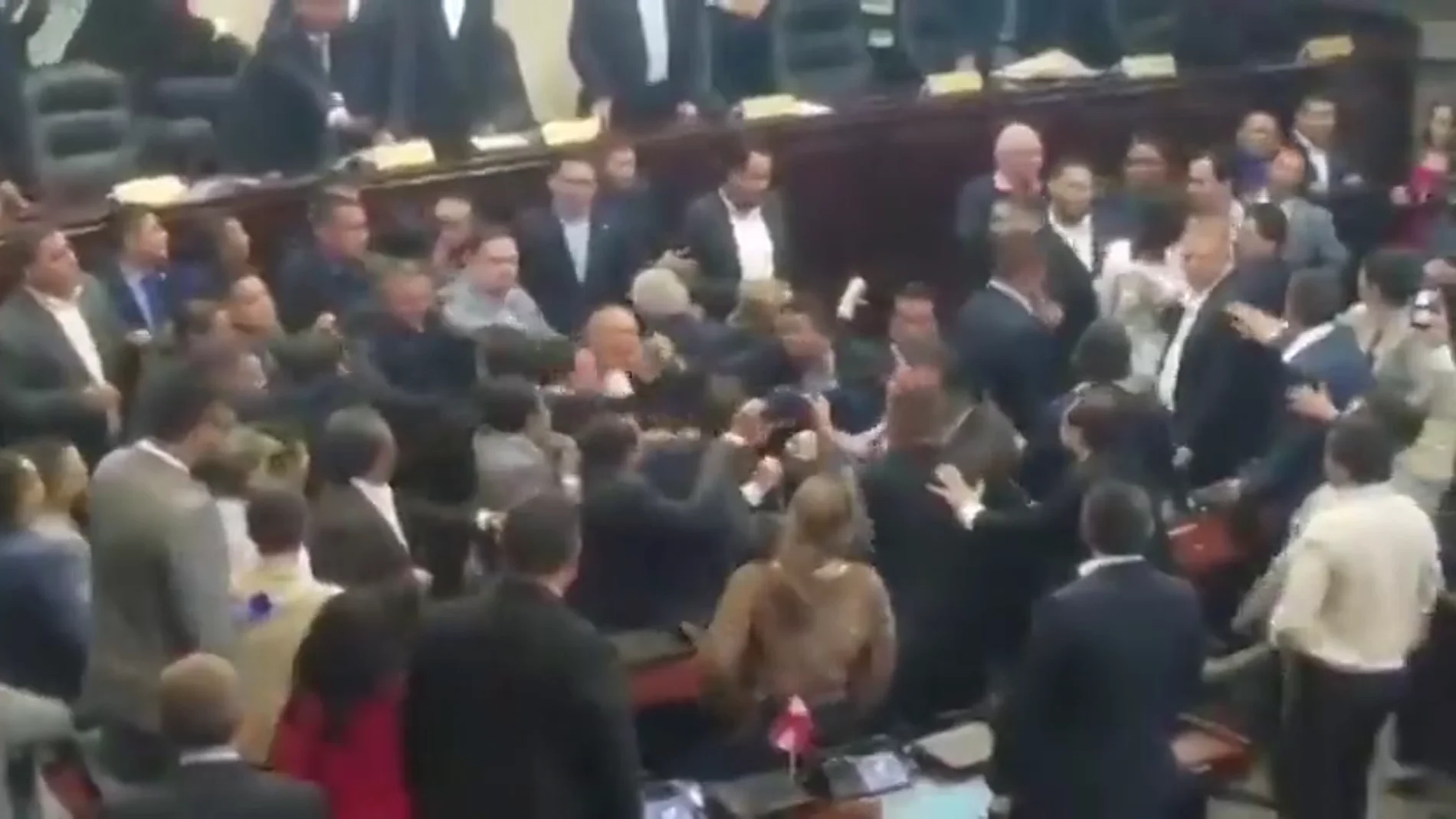 Impresionante pelea en el Parlamento de Honduras: utilizan cinturones y extintores como arma