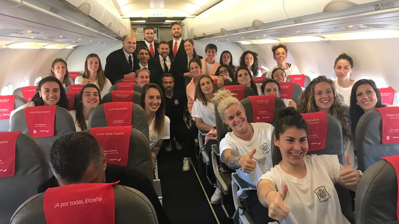 La plantilla de la selección fememina, en el avión camino a Francia