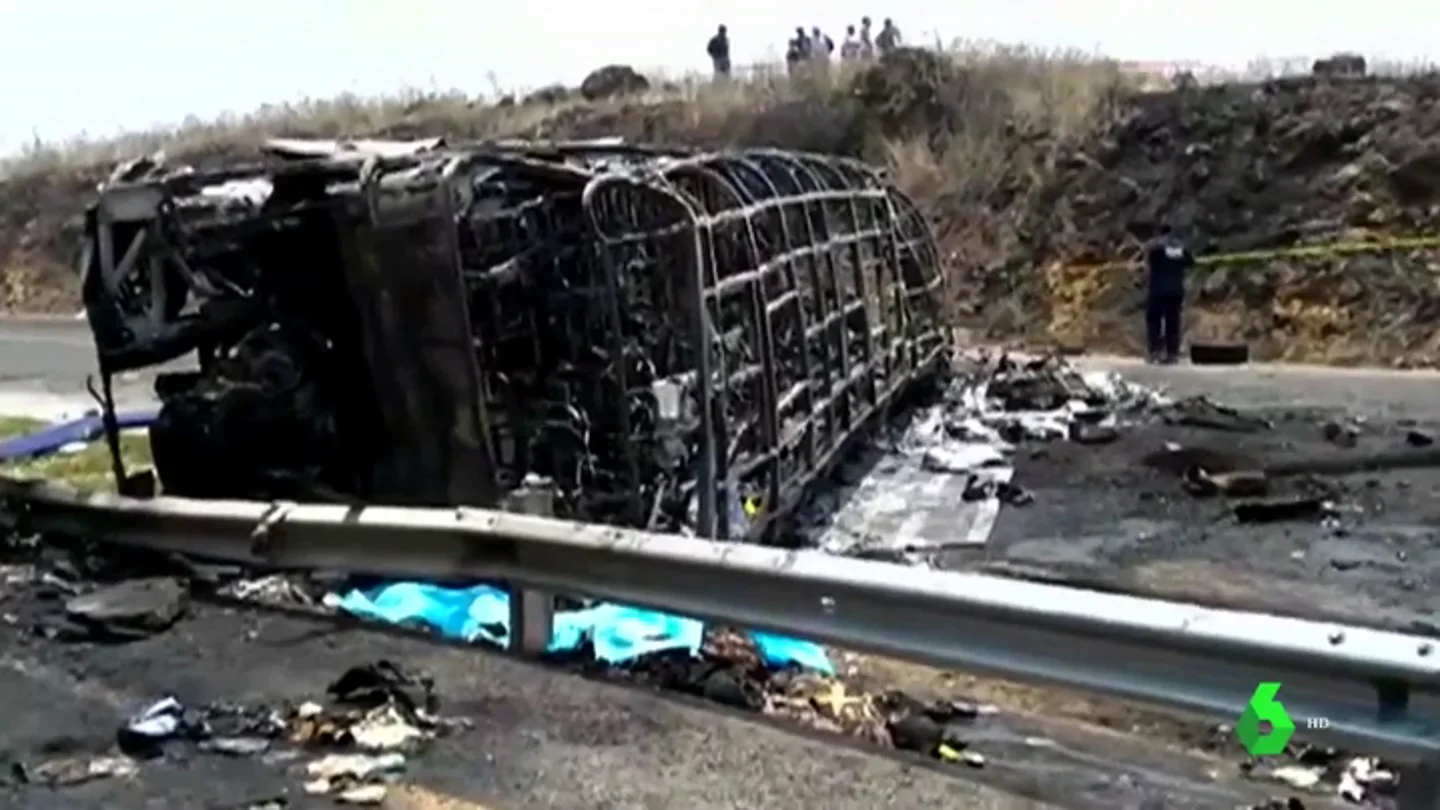 Al menos 21 personas han muerto en el vuelco y posterior incendio de un autobús en México Al menos 21 personas han muerto en el vuelco y posterior incendio de un autobús en México