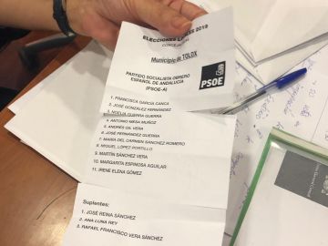La papeleta del PSOE cortada con tijeras La papeleta del PSOE cortada con tijeras