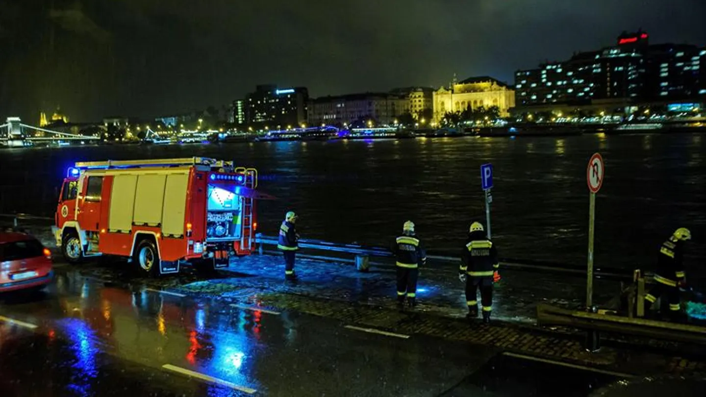 Equipos de emergencias trabajan en el río Danubio en Budapest Equipos de emergencias trabajan en el río Danubio en Budapest