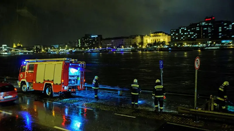 Equipos de emergencias trabajan en el río Danubio en Budapest