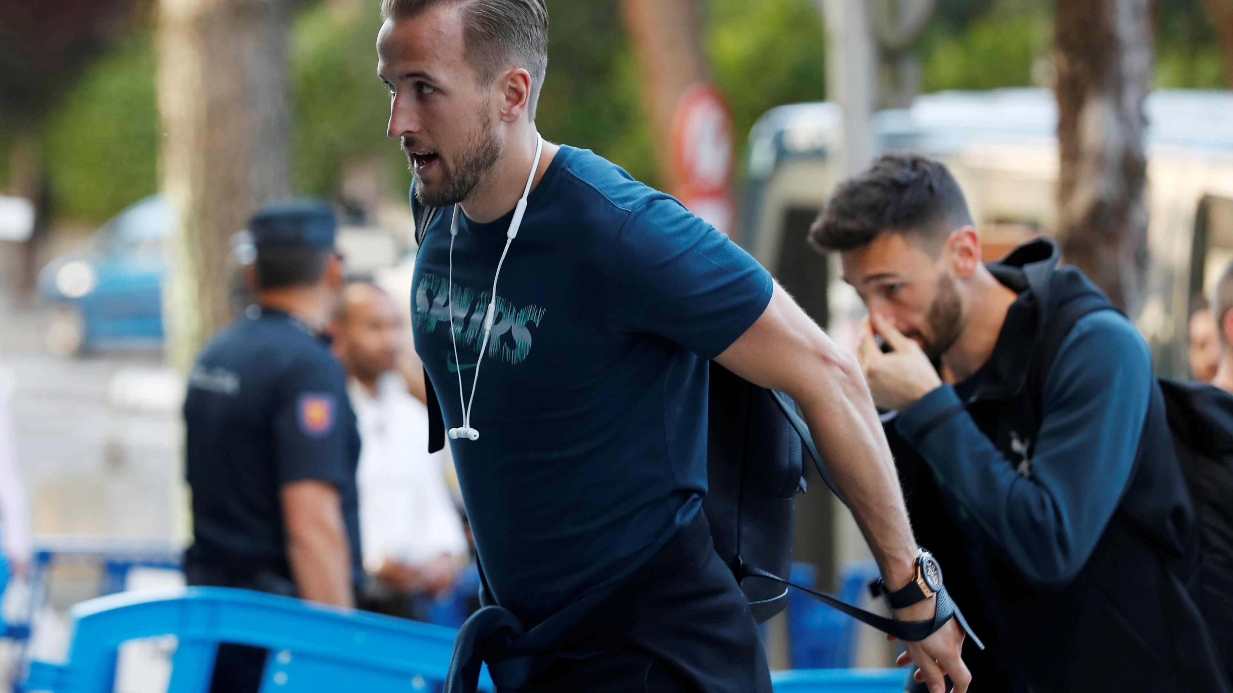 Harry Kane y Lloris llegando al hotel