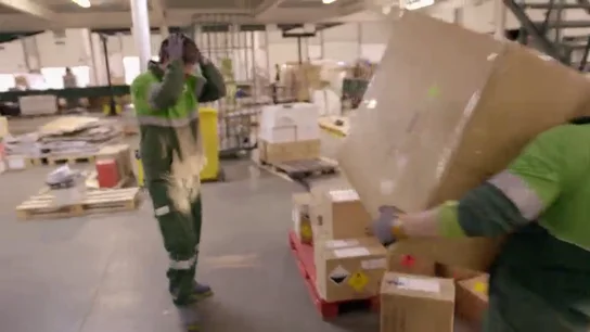 El Jefe infiltrado, al límite tras caerse varias cajas de productos explosivos: "Son extremadamente peligrosas" El Jefe infiltrado, al límite tras caerse varias cajas de productos explosivos: "Son extremadamente peligrosas"