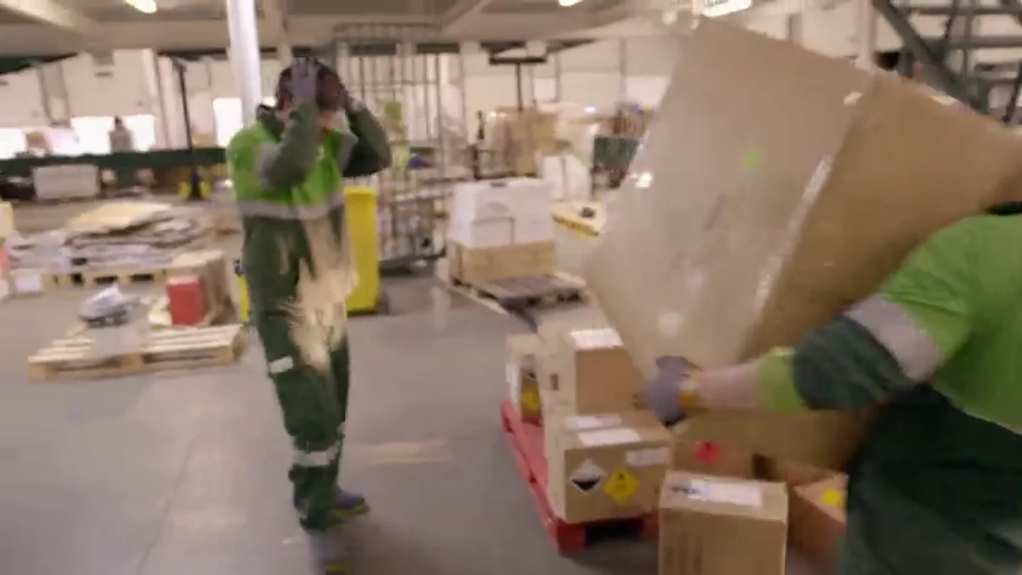 El Jefe infiltrado, al límite tras caerse varias cajas de productos explosivos: "Son extremadamente peligrosas" El Jefe infiltrado, al límite tras caerse varias cajas de productos explosivos: "Son extremadamente peligrosas"
