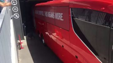Surrealistas imágenes en el Wanda Metropolitano: ¡el bus del Liverpool se queda atascado!