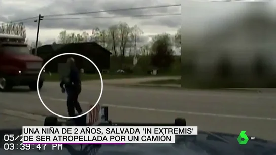 Una niña de dos años, salvada 'in extremis' de ser atropellada por un camión Una niña de dos años, salvada 'in extremis' de ser atropellada por un camión