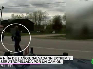 Una niña de dos años, salvada &#39;in extremis&#39; de ser atropellada por un camión