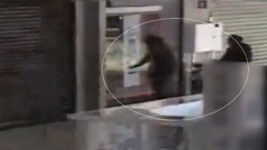 Im&aacute;genes de los delincuentes robando en un local