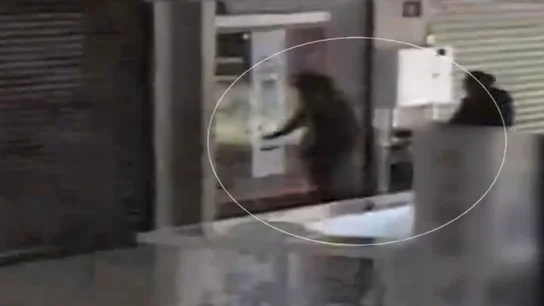 Imágenes de los delincuentes robando en un local Imágenes de los delincuentes robando en un local