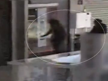 Imágenes de los delincuentes robando en un local Imágenes de los delincuentes robando en un local