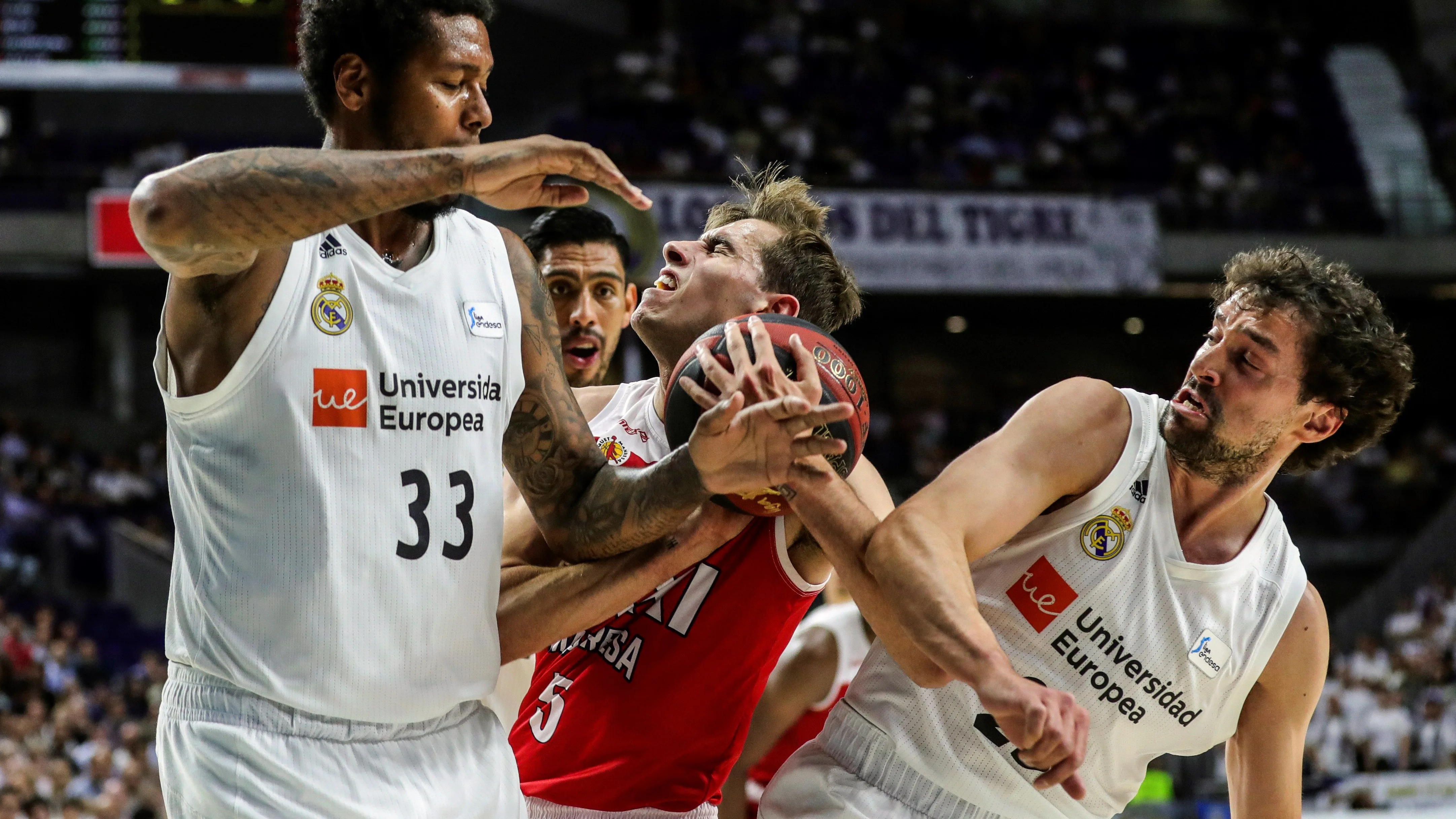 Guillem Jou intenta penetrar ante la defensa del Real Madrid