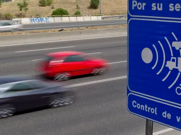 El conductor iba conducienco a doble velocidad de la permitida El conductor iba conducienco a doble velocidad de la permitida