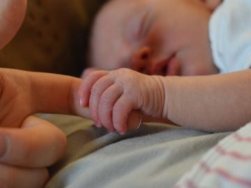 Un bebé con su madre Un bebé con su madre