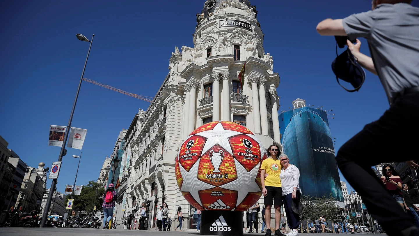El balón de la final de la Champions, delante del Edificio Metrópolis El balón de la final de la Champions, delante del Edificio Metrópolis