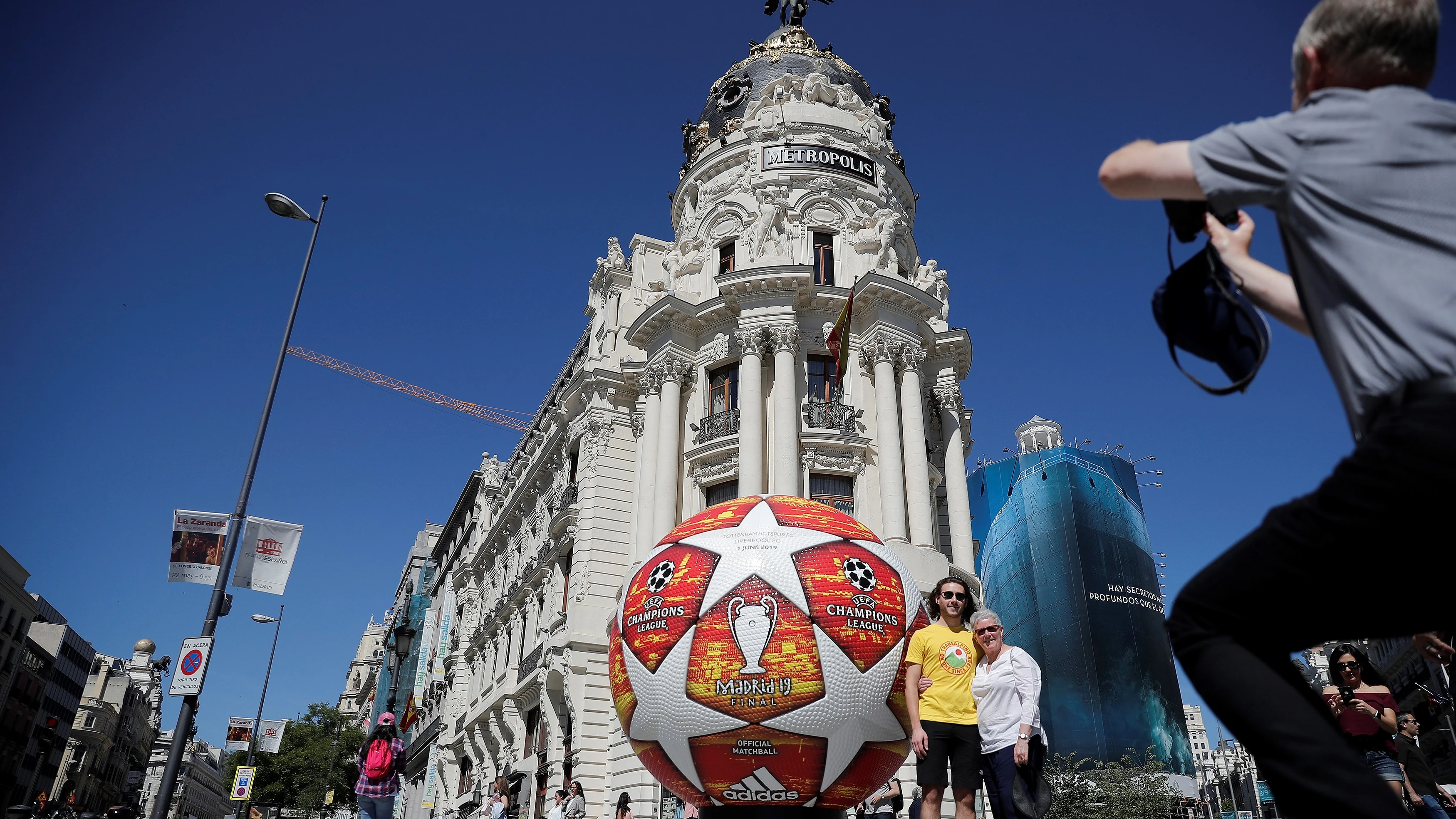 El balón de la final de la Champions, delante del Edificio Metrópolis