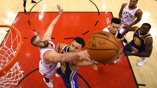 Marc Gasol intenta taponar a Stephen Curry Marc Gasol intenta taponar a Stephen Curry