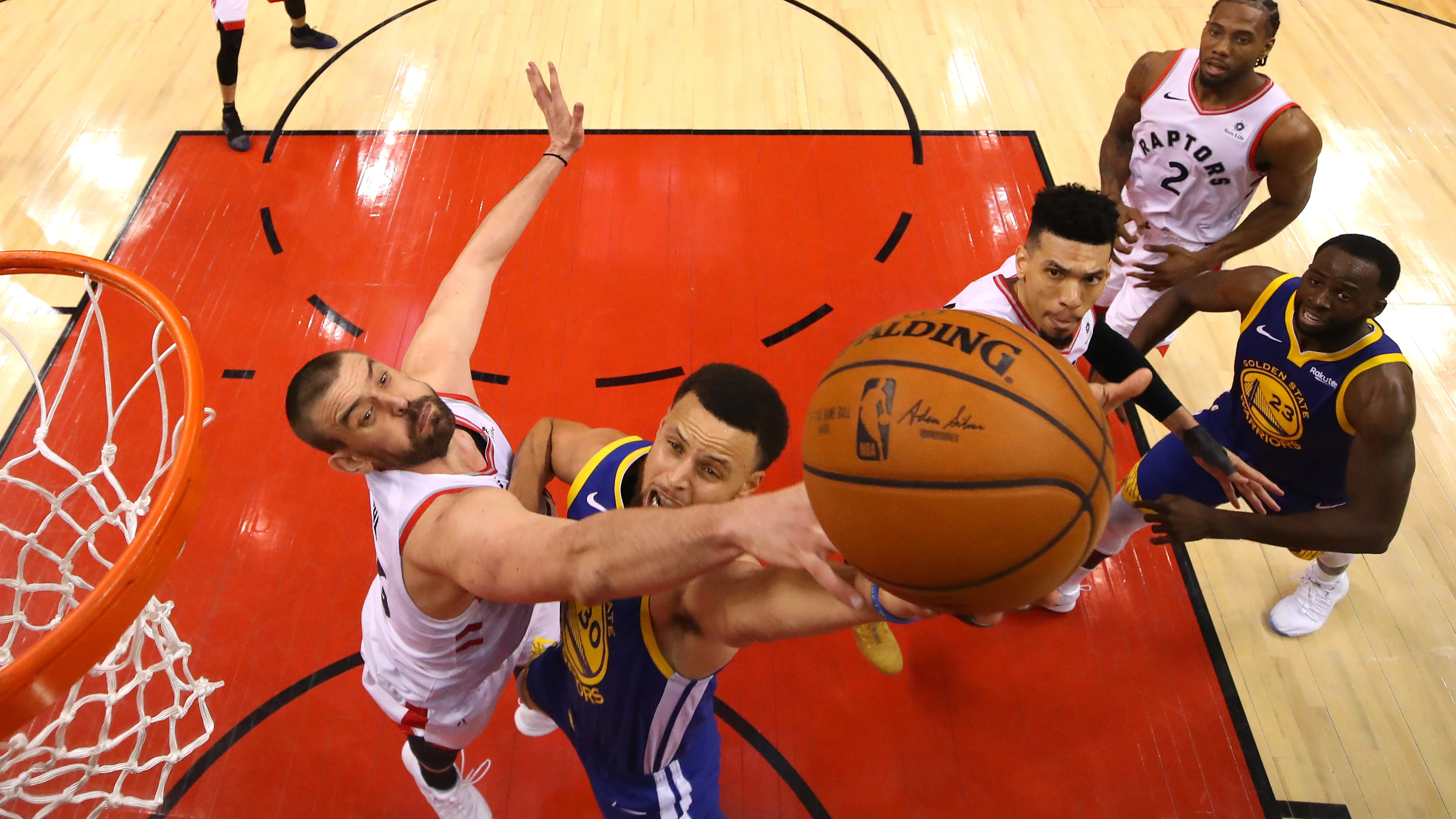 Marc Gasol intenta taponar a Stephen Curry